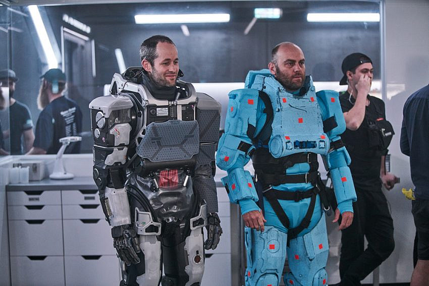Luke Hawker as “Mother”, WETA Supervisor Tim Domett and stunt artist Mike Duncan in Infirmary in I Am Mother.